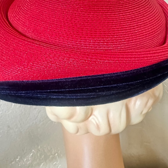 FESTIVE 1950s\' RED STRAW PLATTER HAT WITH NAVY VELOUR EDGING main image 11